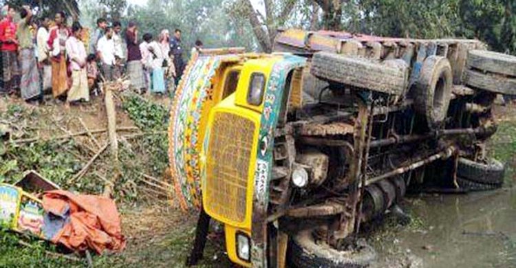 মোটরসাইকেলকে ট্রাকের ধাক্কা, ছিটকে পড়ে ২ আরোহী নিহত