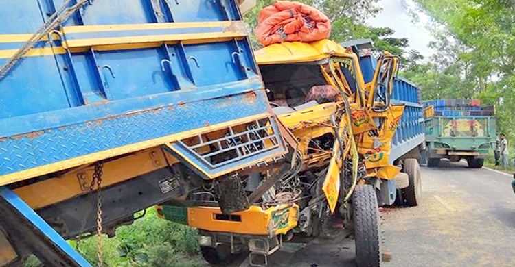 বিকল ট্রাকে অপর ট্রাকের ধাক্কায় দুই যুবক নিহত