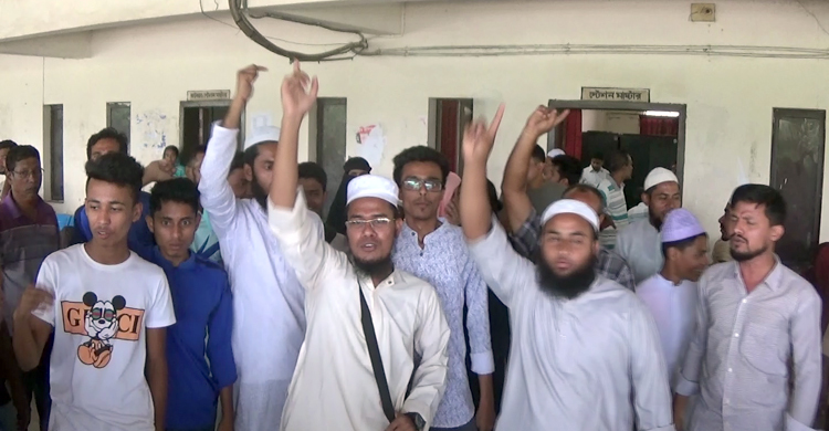 ভোররাত থেকে দুপুর পর্যন্ত লাইনে দাঁড়িয়ে টিকিট না পেয়ে বিক্ষোভ