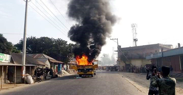 কলেজছাত্র নিহত, কাভার্ডভ্যানে এলাকাবাসীর আগুন