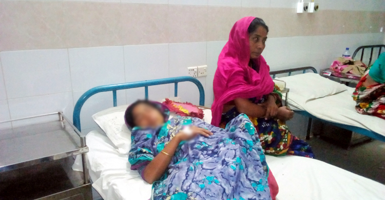 স্বামীর বিরুদ্ধে স্ত্রীকে এসিড নিক্ষেপের অভিযোগ