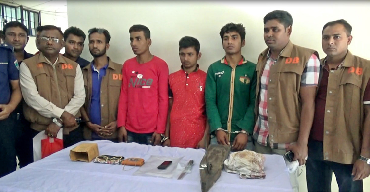 চুরি করতে গিয়ে তিন তরুণ নারীর গলা কাটলো যেভাবে