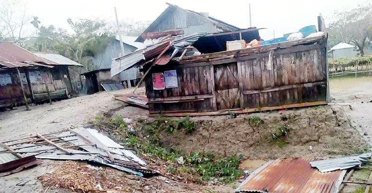 বাগেরহাটে ঝড়ের তাণ্ডবে তিন শতাধিক বাড়িঘর বিধ্বস্ত