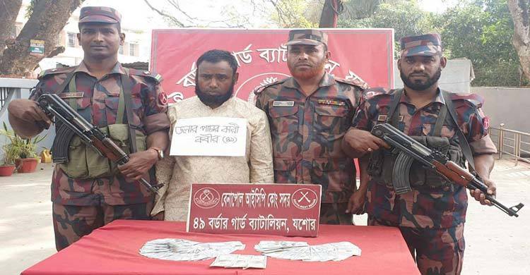 বেনাপোলে ১০ হাজার মার্কিন ডলারসহ যাত্রী আটক