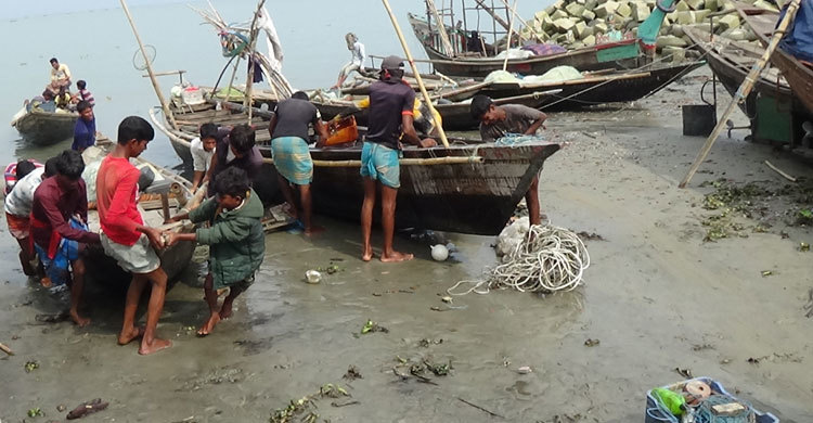 ভোলায় আগামী দু’মাস মাছ ধরা বন্ধ