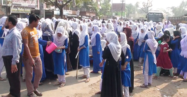 পিকআপের ধাক্কায় স্কুলছাত্রীর পা বিচ্ছিন্ন, ক্ষোভে সড়ক অবরোধ