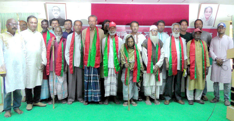 অস্বচ্ছল ১৭ মুক্তিযোদ্ধার পাশে টিম ক্রাকড