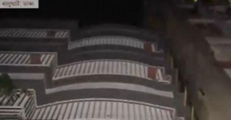 বালুরঘাটে হেলে পড়েছে ছয়তলা ভবন