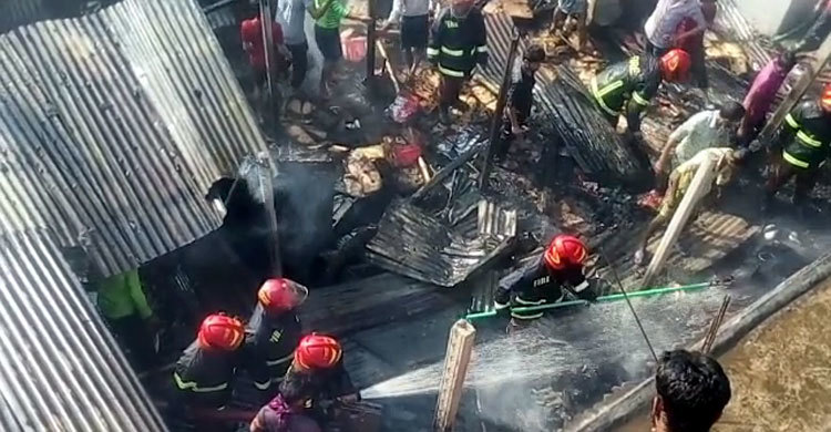 চাঁদপুরের বাবুরহাট মধ্যবাজারে আগুন