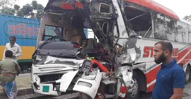 ওভারটেক করতে গিয়ে দুমড়েমুচড়ে গেল বাস