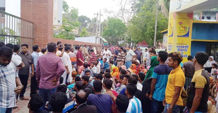 বিদ্রোহী প্রার্থীর কর্মীদের আটক করায় থানা ঘেরাও