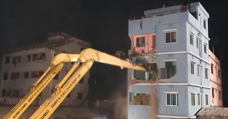 ভেঙে ফেলা হচ্ছে হেলে পড়া ভবনটি