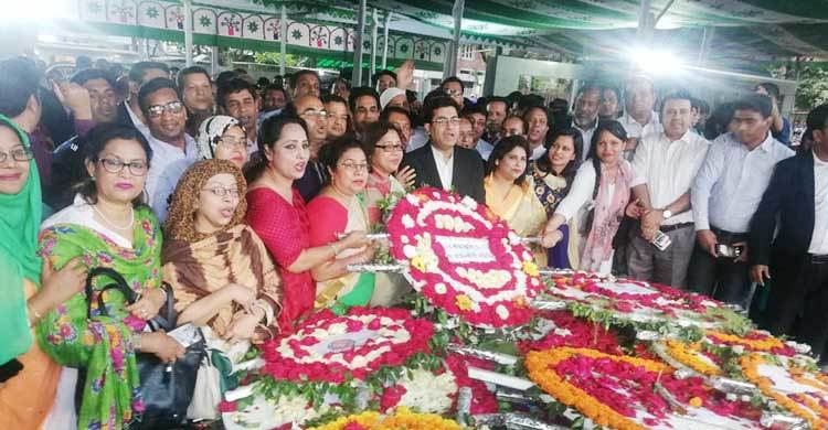 বঙ্গবন্ধুর প্রতিকৃতিতে ঢাকা বারের নির্বাচিতদের শ্রদ্ধা