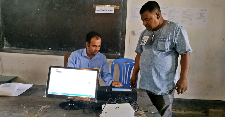 ইভিএমে চলছে পটুয়াখালীর ভোটগ্রহণ