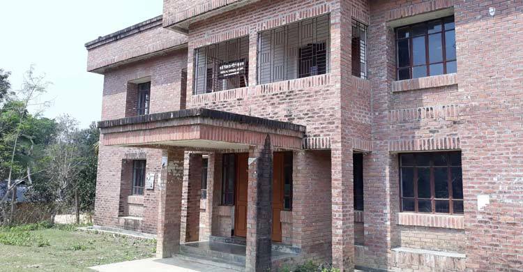 ‘তারা বেতন নেন কিন্তু সেবা দিতে আসেন না’