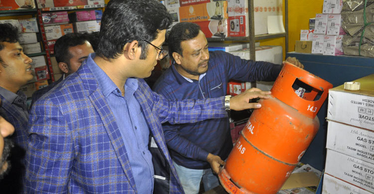 ফরিদপুরে তিন সিলিন্ডার বিক্রেতাকে জরিমানা