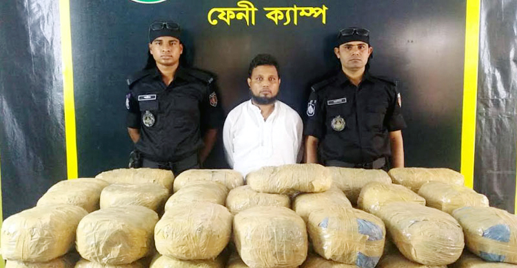 ২০ লাখ টাকার প্রাইভেটকারে ৬ লাখ টাকার গাঁজা