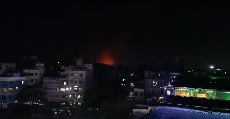 লালবাগে কাগজ কারখানায় আগুন