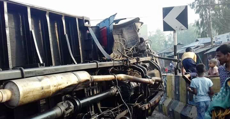 যাত্রীবাহী বাসে কাভার্ডভ্যানের ধাক্কায় নিহত ৩