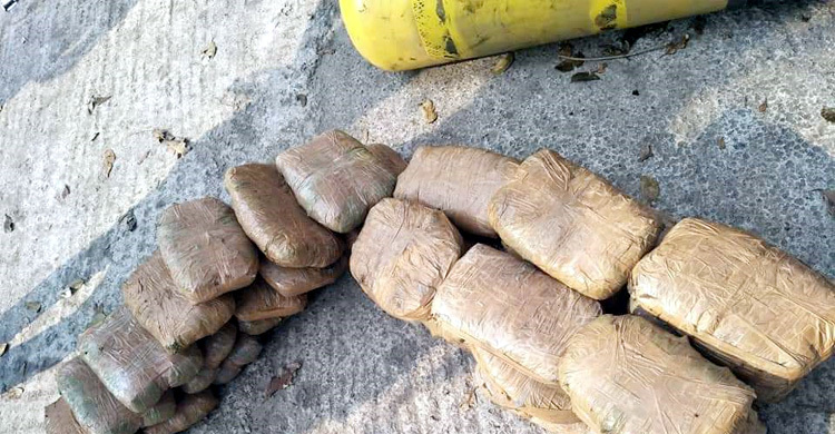 গ্যাস সিলিন্ডারে গাঁজা, আটক ২