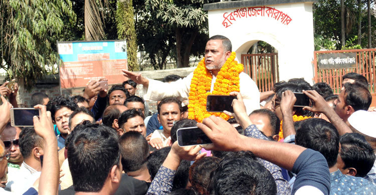 বিএনপি নেতাদের গলায় ফুলের মালা