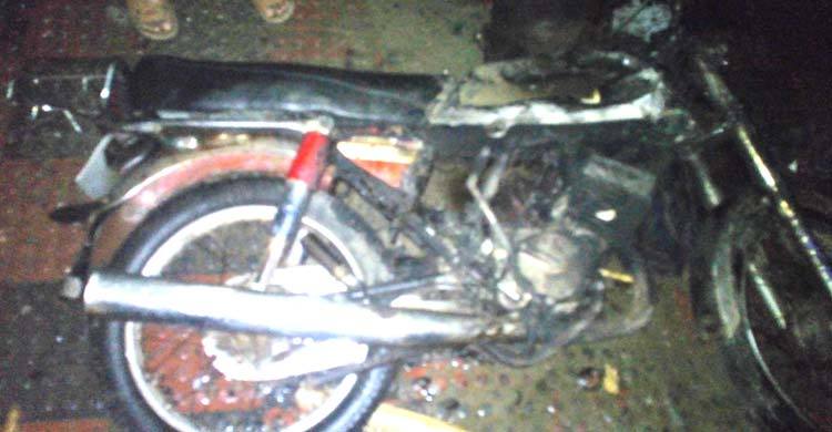 নৌকা নৌকা বলে মিছিল নিয়ে নির্বাচনী কার্যালয়ে হামলা