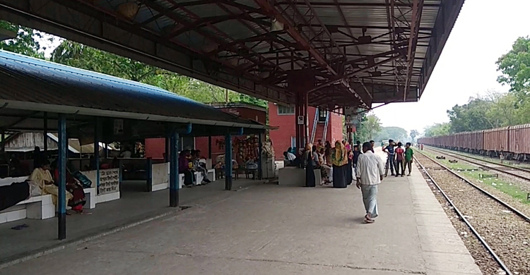 ট্রেনের জন্য অপেক্ষা, আসা মাত্রই ঝাঁপ