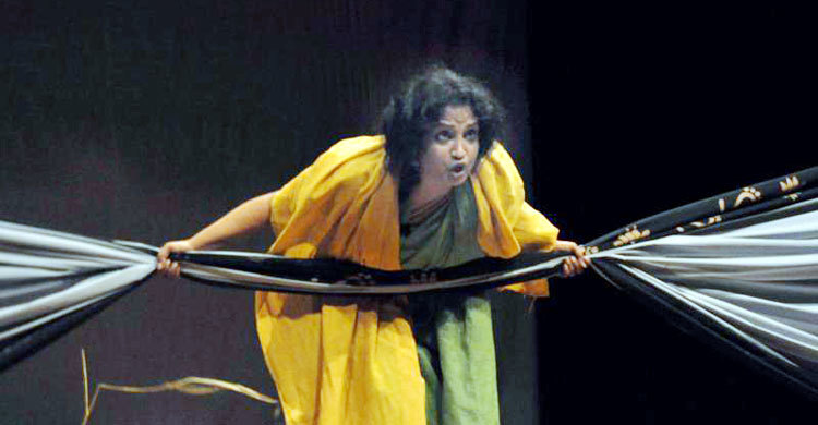 মোমেনা চৌধুরীর লালজমিনের ২০০তম মঞ্চায়ন