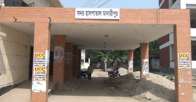 বাসের ছাদ থেকে পড়ে প্রাণ গেল ফেরিওয়ালার