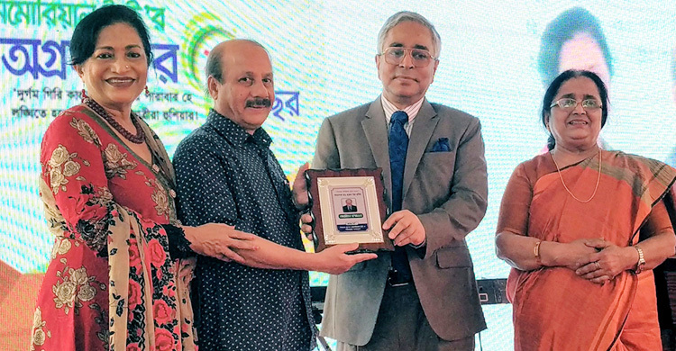 দুই চিকিৎসককে সম্মাননা দিলেন প্রধান বিচারপতি