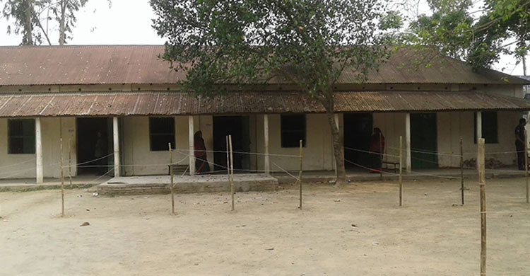 ব্যালট ছিনিয়ে নিয়ে নৌকায় সিল, আটক ২