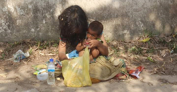ক্ষুধার্ত শিশুকে খাবার দিতে না পারায় অসহায় মায়ের কান্না