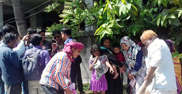 বাড়ির গেটে তরুণীর লাশ