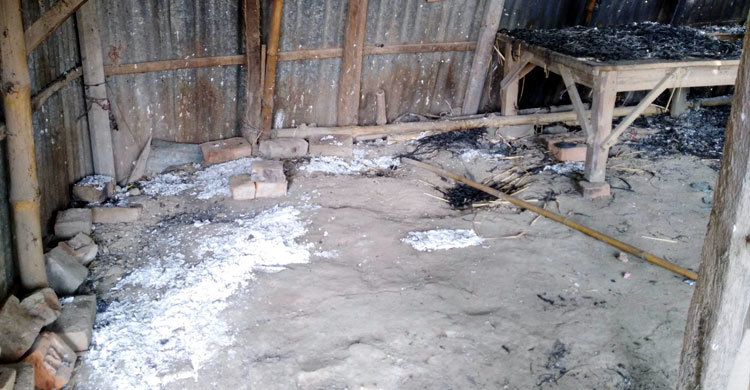 নির্বাচনের আগের দিন নৌকার কার্যালয়ে আগুন