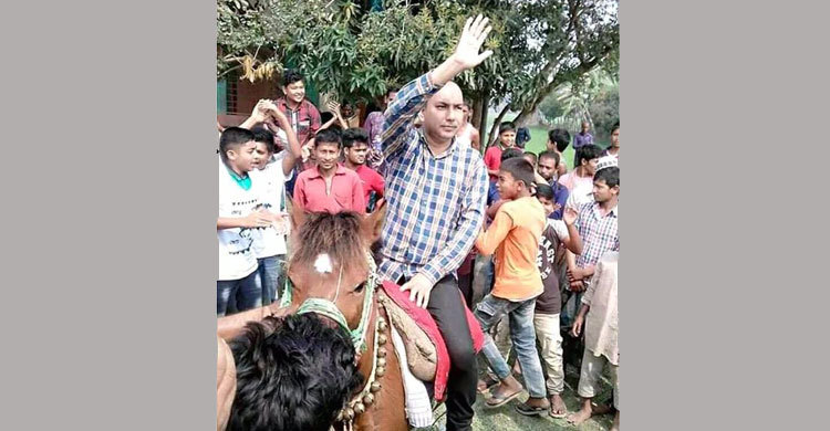 ঘোড়ায় চড়ে ভোটের মাঠে