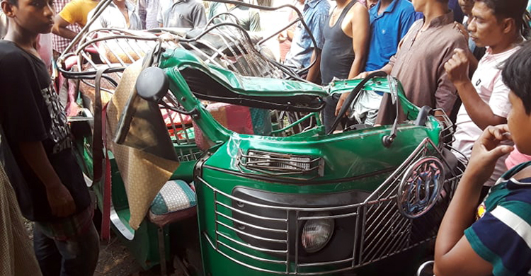 সিএনজিকে চাপা দিয়ে ৪ জনের প্রাণ নিল বাস