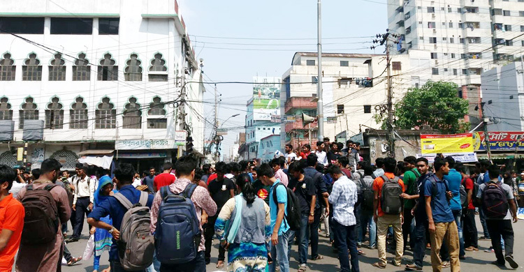 Students continue blockade in Dhaka
