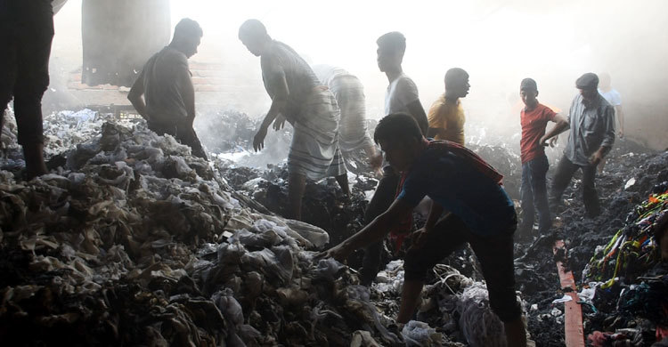 পাবনায় জুটের গোডাউনে আগুন