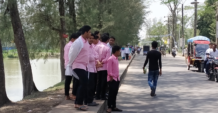 গাড়ির অপেক্ষায় বেলা পার