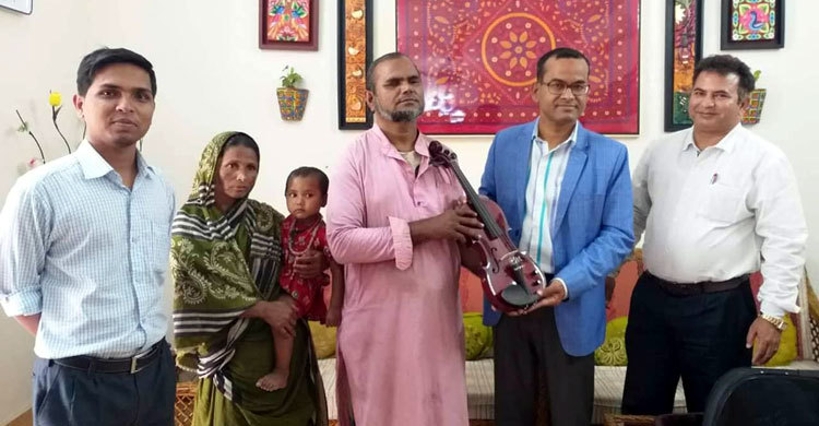 অন্ধ গায়কের জন্য জেলা প্রশাসকের ভালোবাসা