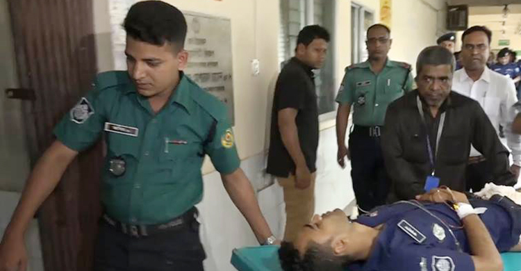 ভোটকেন্দ্রে গুলিতে আহত পুলিশ সদস্যকে ঢাকায় নেওয়া হচ্ছে