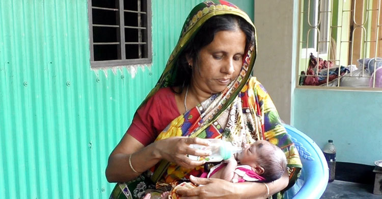 পুষ্প বেগমের বুক জুড়াল কুড়িয়ে পাওয়া শিশু