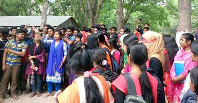 অধ্যক্ষের পদত্যাগ দাবিতে শিক্ষার্থীদের বিক্ষোভ