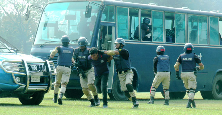 পালিয়ে যাওয়া দুর্বৃত্তকে ধরার কৌশল দেখাল সিআরটি