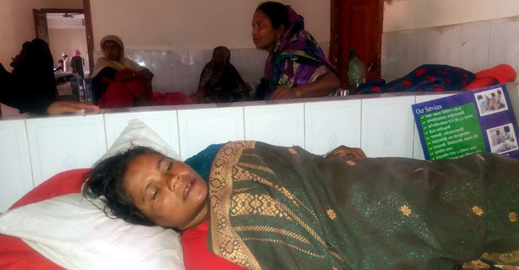 মাকে পেটাল ছেলেরা