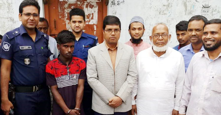 স্কুলছাত্রীর গায়ে হাত দেয়ার চেষ্টা, যুবক ধরা