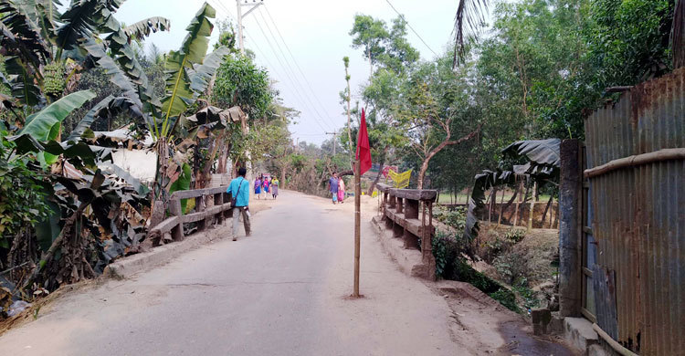 এক টুকরা লাল কাপড়েই দায় সেরেছে কর্তৃপক্ষ