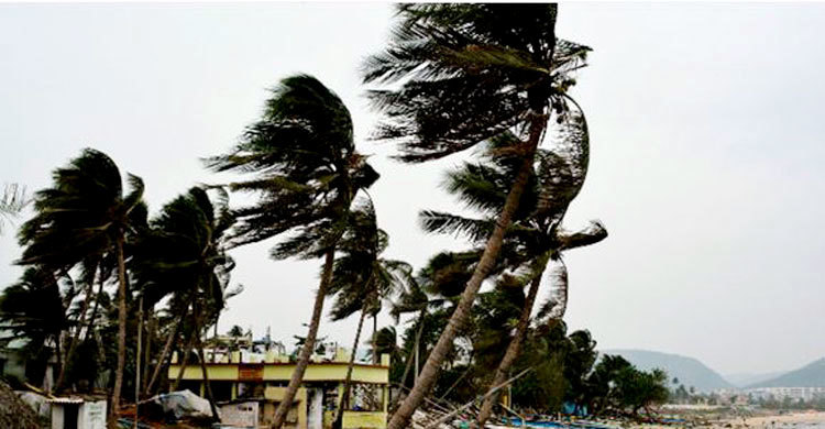 ঝড়ের সময় গ্যাস সিলিন্ডার বিস্ফোরণে ৩ দোকান ছাই