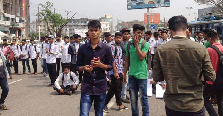 সিলেটে নিরাপদ সড়কের দাবিতে রাস্তায় শিক্ষার্থীরা