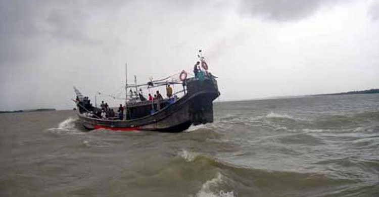 টেকনাফে অর্ধশতাধিক ট্রলারে ডাকাতি